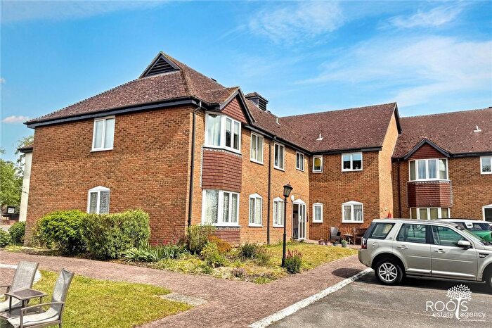 1 Bedroom Flat For Sale In Ferndale Court, Thatcham, Berkshire, RG19