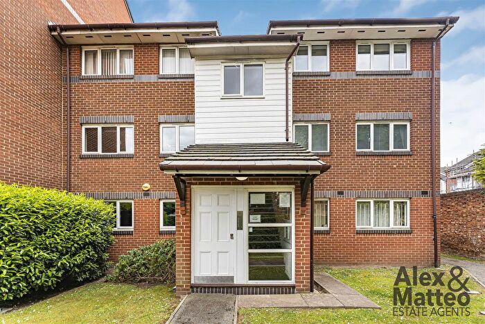 2 Bedroom Flat For Sale In Goodwin Close, Bermondsey, SE16