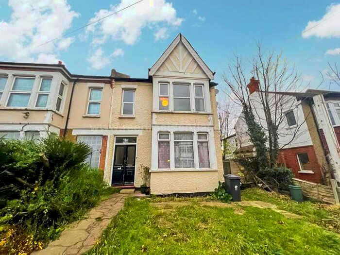 3 Bedroom Maisonette Flat To Rent In Satanita Road, Westcliff On Sea, SS0