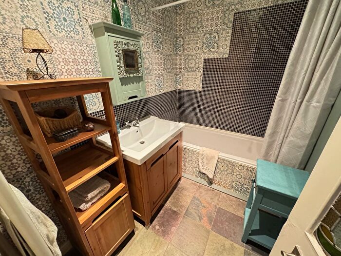 2 Bedroom Flat For Sale In Dallam Road, Shipley, West Yorkshire, BD18