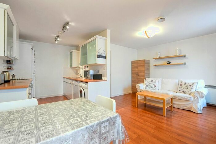 2 Bedroom Flat To Rent In High Road, London, N15