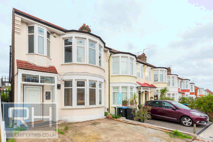 4 Bedroom Semi-Detached House To Rent In Hedge Lane, Palmers Green, London, N13