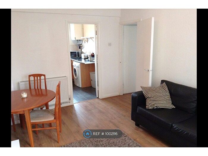 3 Bedroom Maisonette To Rent In St. John's Estate, London, SE1