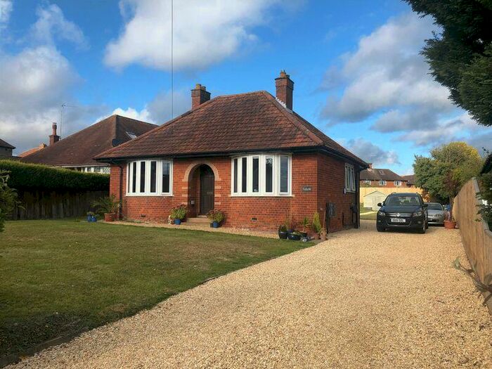 2 Bedroom Detached Bungalow To Rent In Downley, HP13