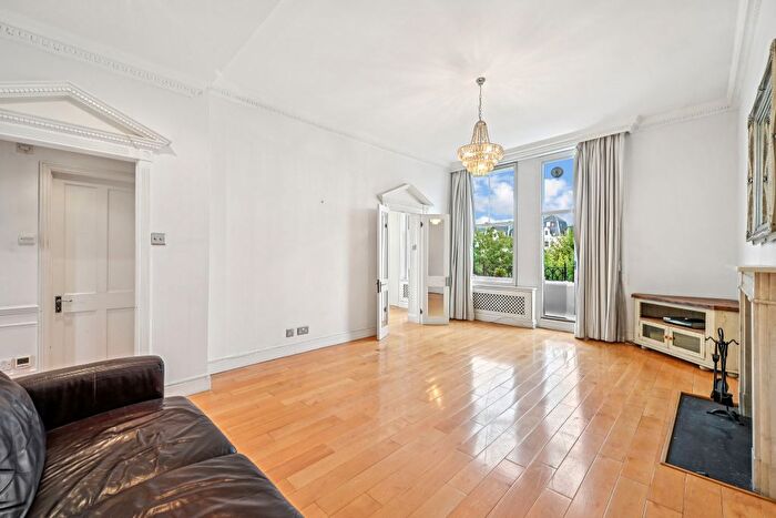 2 Bedroom Flat For Sale In Redcliffe Square, London, SW10