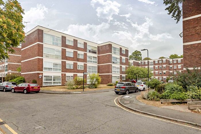 2 Bedroom Flat To Rent In Oak Tree Close, Ealing, W5