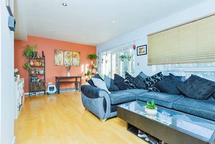 2 Bedroom Flat For Sale In Western Road, Leicester, Leicestershire, LE3