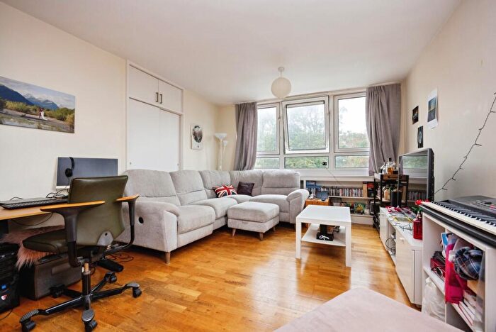 1 Bedroom Flat For Sale In Mount Court, The Mount, Guildford, Surrey, GU2