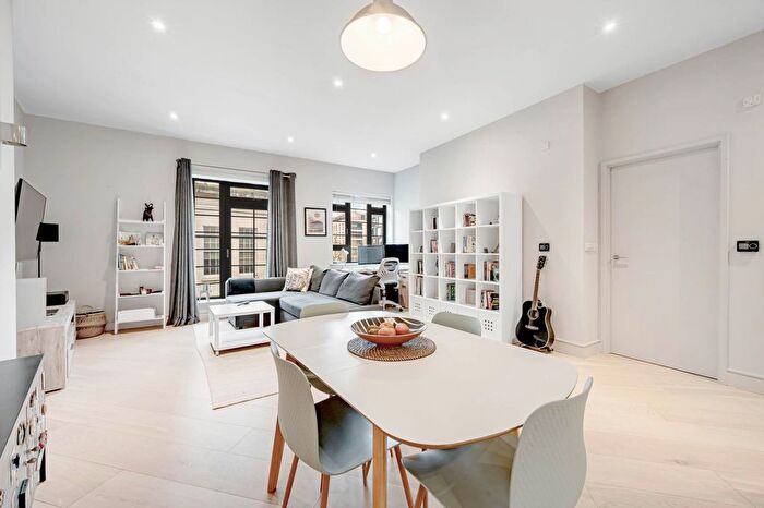 1 Bedroom Flat For Sale In Market Building, Market Place, Brentford, TW8