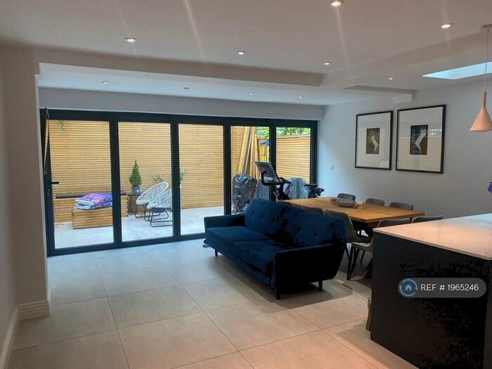 2 Bedroom Flat To Rent In Kyrle Road, London, SW11