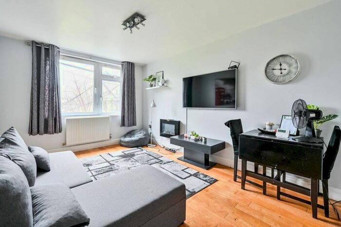 2 Bedroom Flat To Rent In Willington Road, Clapham North, London, SW9