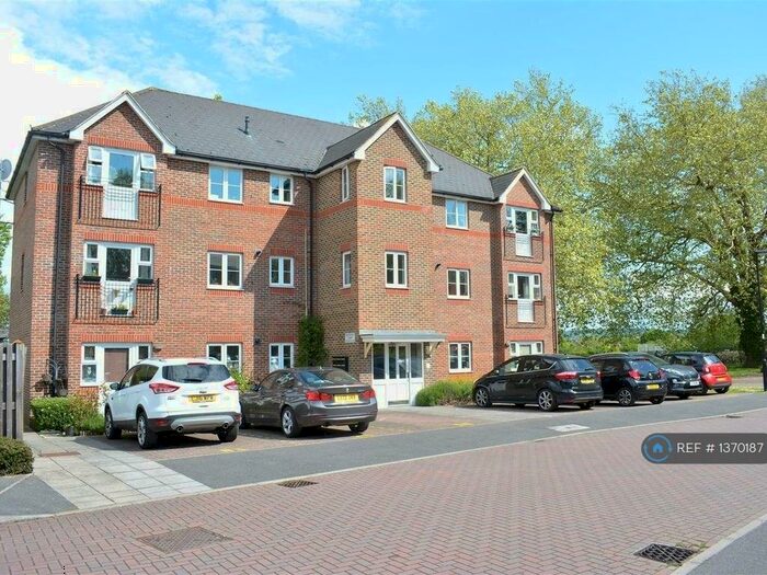 2 Bedroom Flat To Rent In Haydock Court, Epsom, KT19