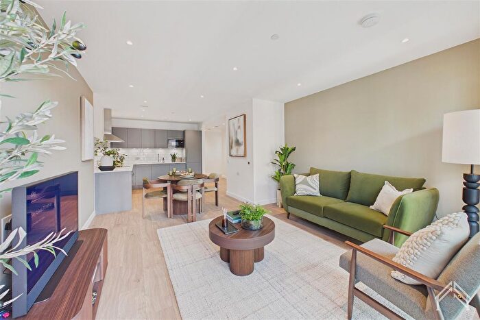 2 Bedroom Flat To Rent In Manser House, London, TW8