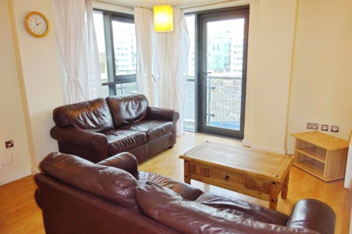 2 Bedroom Flat To Rent In City Walk, Leeds, Uk, LS11