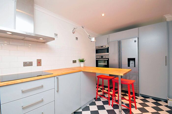 3 Bedroom Flat To Rent In Courtfield Gardens, South Kensington, London, SW5