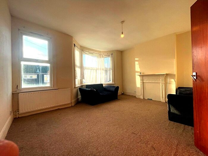 2 Bedroom Flat To Rent In Blegborough Road, London, SW16