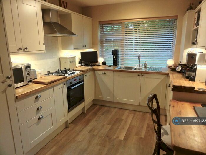 2 Bedroom Flat To Rent In Sandgate House, Beckenham, BR3