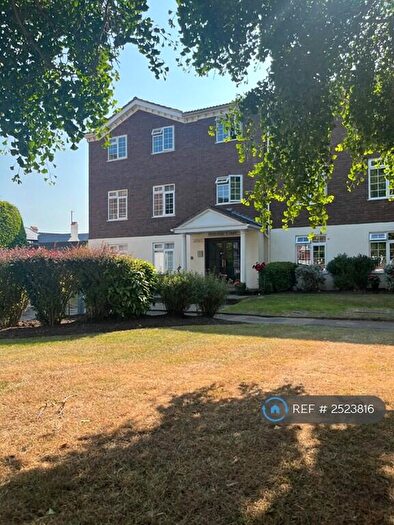 2 Bedroom Flat To Rent In Hillcrest, Weybridge, KT13