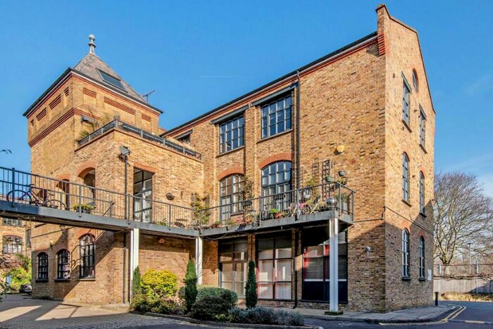 3 Bedroom Flat To Rent In Independent Place, Dalston, E8