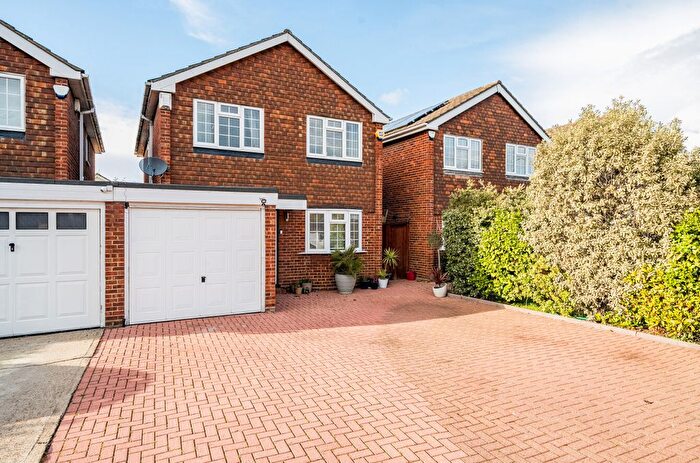 4 Bedroom Link Detached House For Sale In Grove Park Road, London, SE9