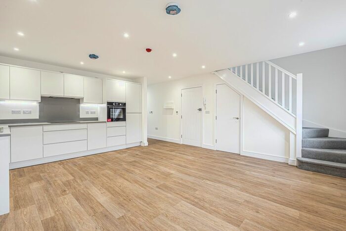 2 Bedroom Flat To Rent In Portland Yard, Bishopric, Horsham, West Sussex, RH12