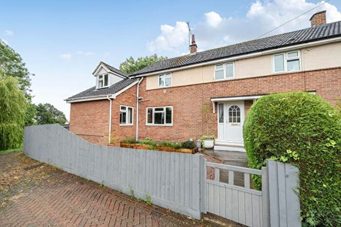 5 Bedroom Semi-Detached House For Sale In Hastings Close, Banbury, OX16