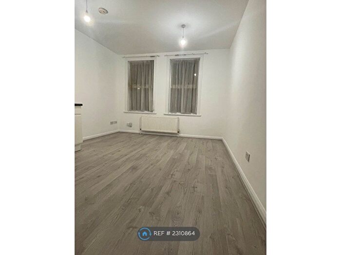 Studio To Rent In Willingdon Road, London, N22