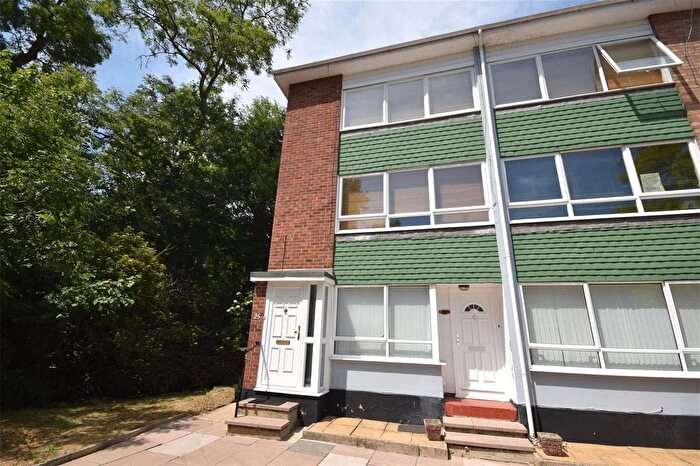 2 Bedroom Flat For Sale In Manor Road, Twickenham, TW2