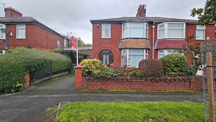 3 Bedroom Semi-Detached House For Sale In Parkfield, Chadderton, Oldham, OL9