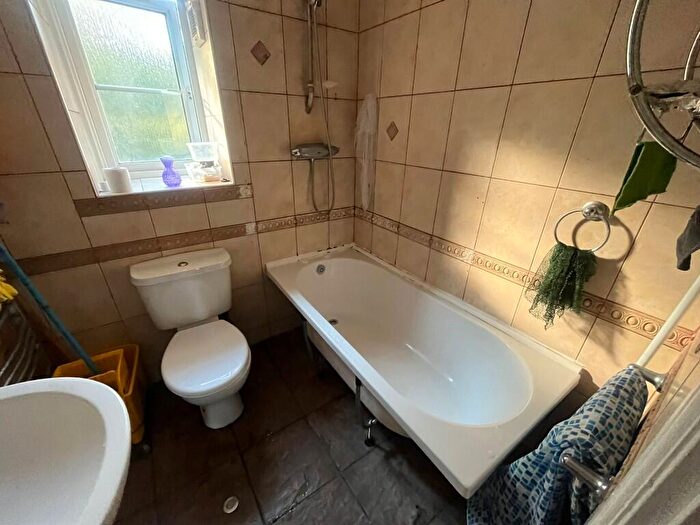 2 Bedroom Flat For Sale In Unitt Drive, Cradley Heath, West Midlands, B64