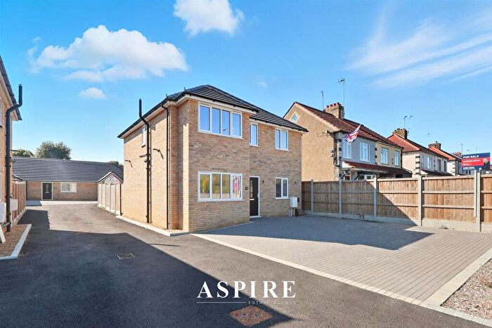 3 Bedroom Detached House For Sale In Arterial Road, Rayleigh, SS6