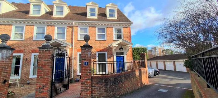 4 Bedroom Terraced House To Rent In Woking, GU22