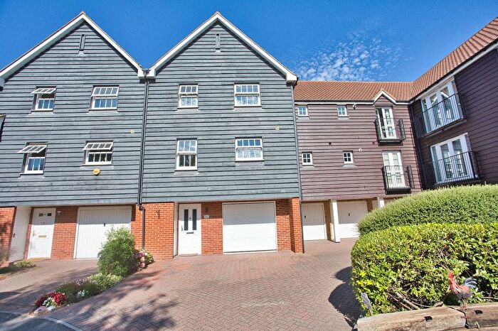 4 Bedroom Detached House For Sale In Willowbank, Sandwich, Kent, CT13