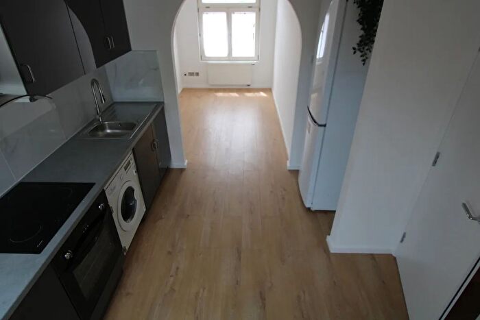 3 Bedroom Flat To Rent In Westcote Road, London, SW16
