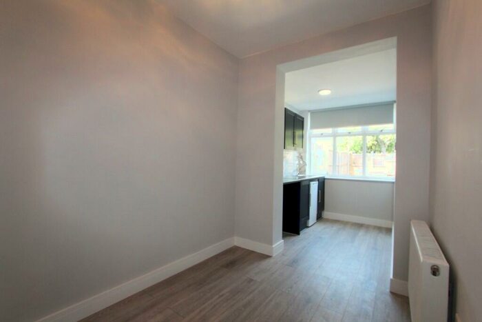 Studio To Rent In Woodville Gardens, London, NW11