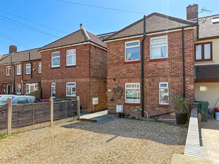 3 Bedroom End Of Terrace House For Sale In Second Avenue, Farlington, PO6
