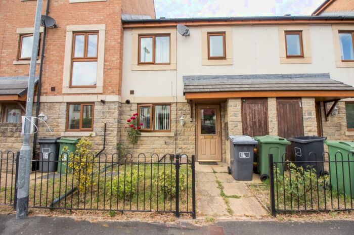 3 Bedroom House To Rent In Greenlea Court, Huddersfield, HD5