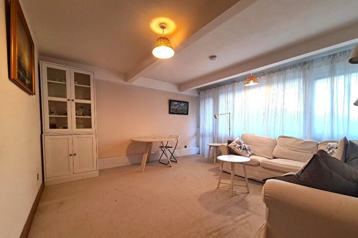 2 Bedroom Flat To Rent In Trinity Way, East Acton, London, W3