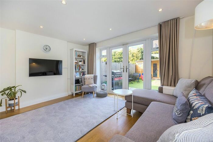 2 Bedroom Maisonette For Sale In Trafalgar Grove, London, SE10