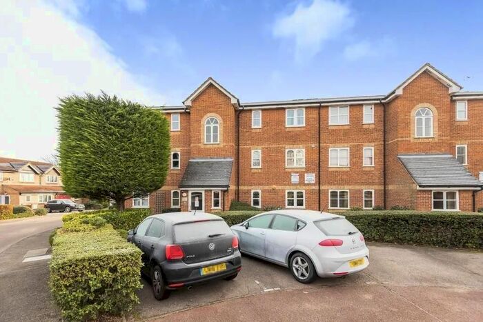 2 Bedroom Flat To Rent In Taunton Drive, London, N2