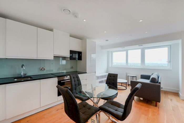 3 Bedroom Flat To Rent In King George Mews, London, SW17