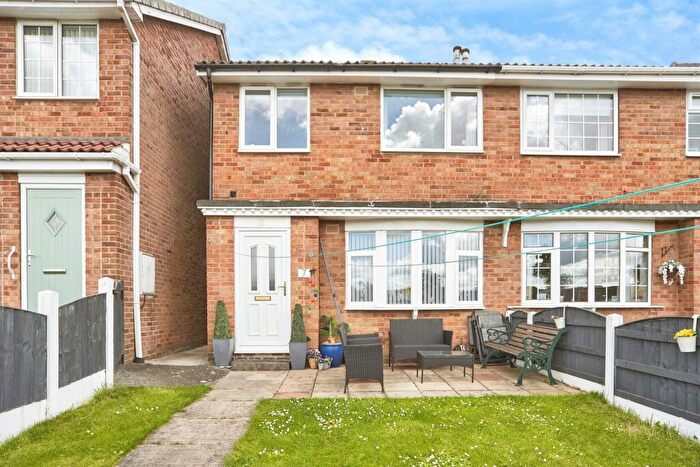3 Bedroom End Of Terrace House For Sale In Lawns Drive, Leeds, LS12