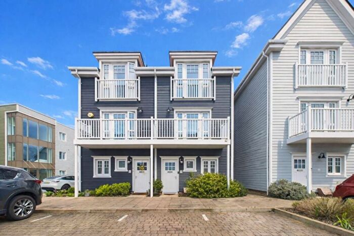 4 Bedroom Semi Detached House For Sale In Maine Street, Reading, Berkshire, RG2