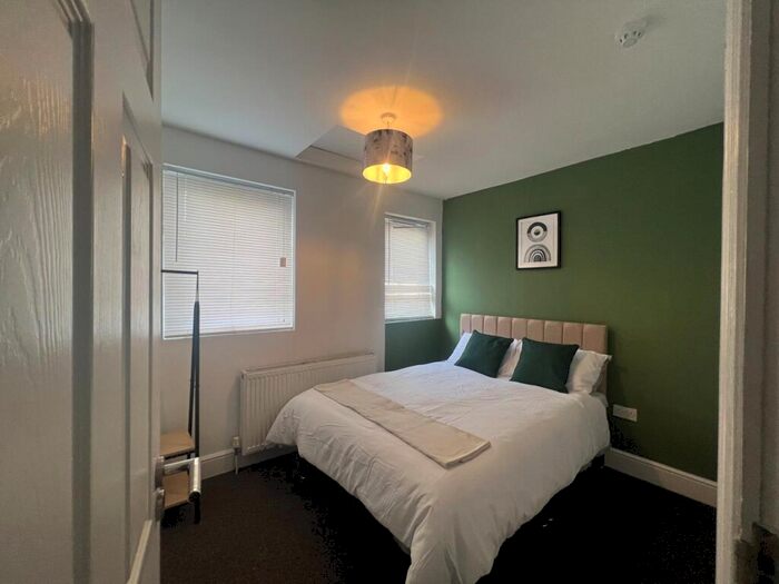 4 Bedroom House To Rent In Two Mile Hill Road, Bristol, BS15