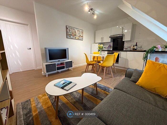2 Bedroom Flat To Rent In Cheltenham Place, Newquay, TR7