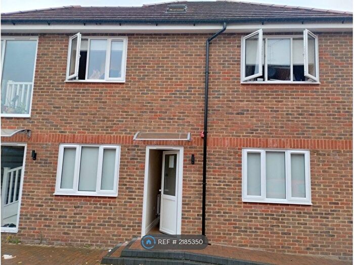 3 Bedroom Flat To Rent In House Number, Romford, RM6