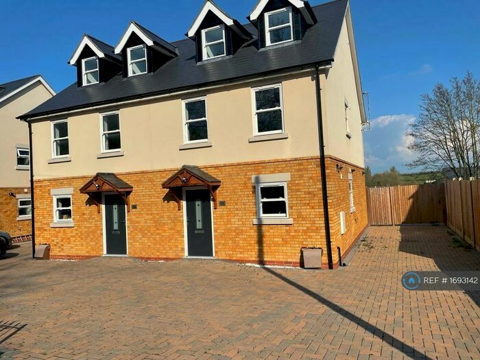 4 Bedroom Semi-Detached House To Rent In Hitchin Road, Stotfold, Hitchin, SG5