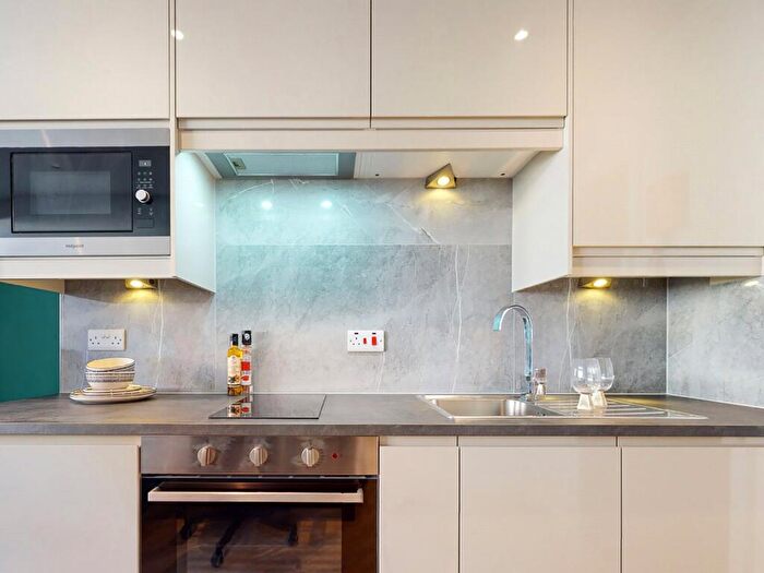 1 Bedroom Apartment To Rent In Apt, South Parade #, LS1