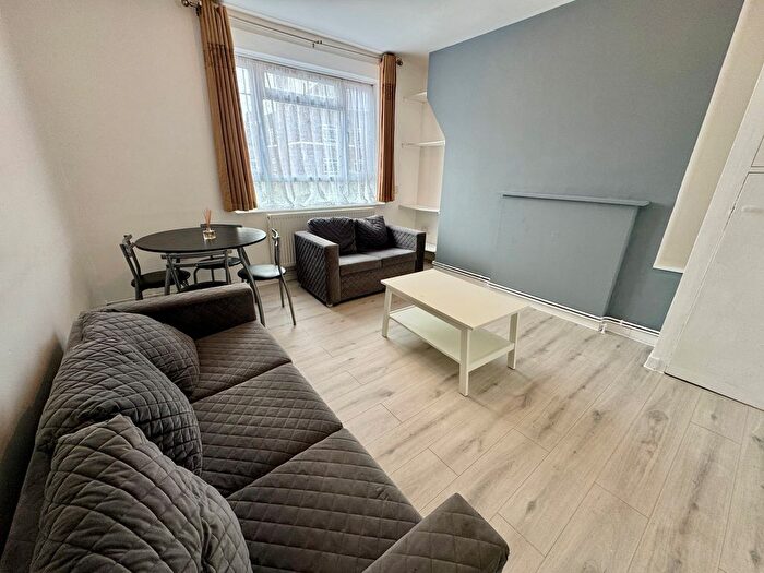 2 Bedroom Flat To Rent In Durban House, White City Estate, London, W12
