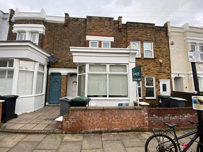 3 Bedroom Terraced House For Sale In Eleanor Road, London, N11